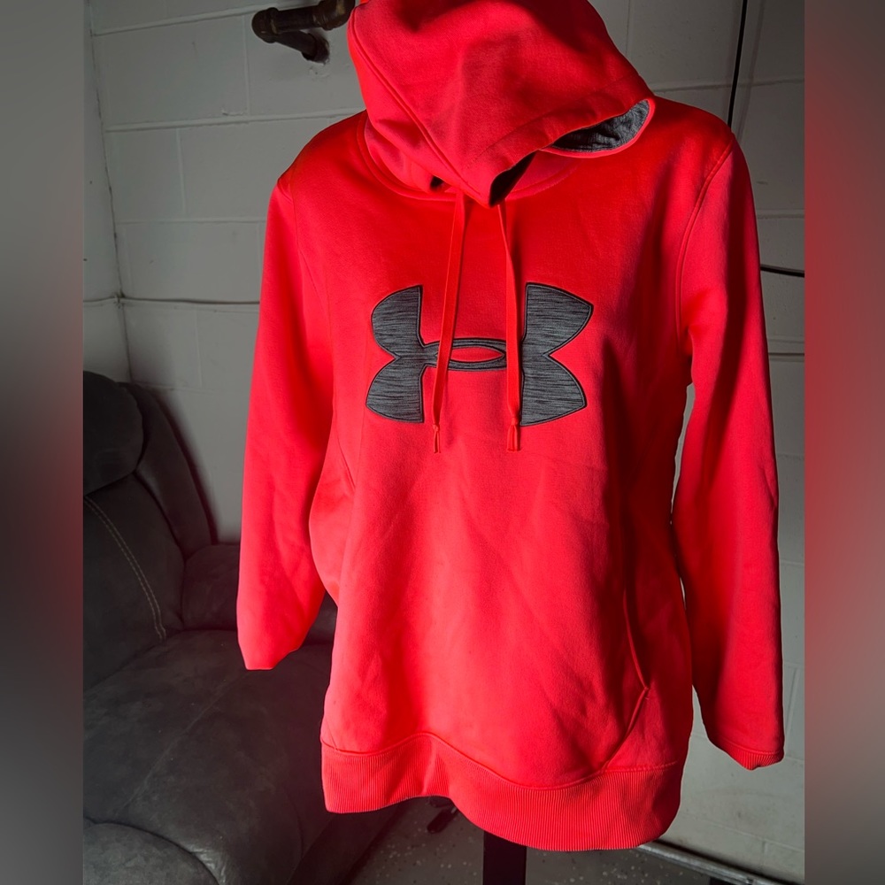 Under armor hoodie size Xl can be like L